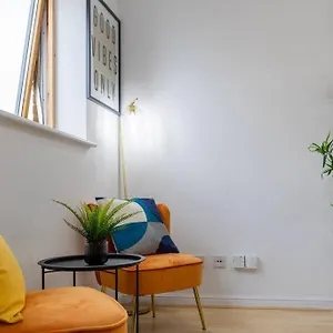 Morden Apartment, By The Sea With Free Parking London